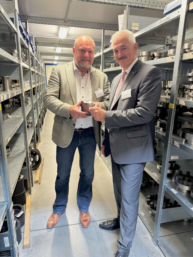 Technik, die bewegt: Landrat Thomas Eberth besucht Schübel Antriebstechnik in Rottendorf